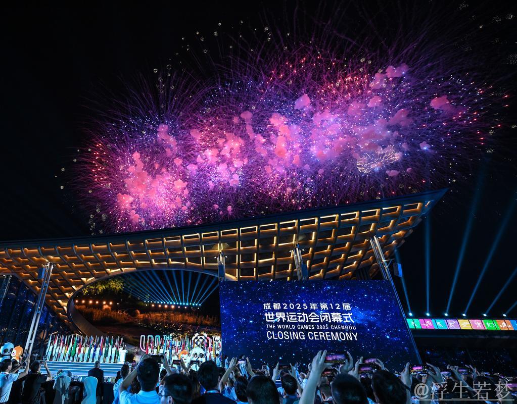 “巨型红车”抵达成都 世界运动会即将启幕